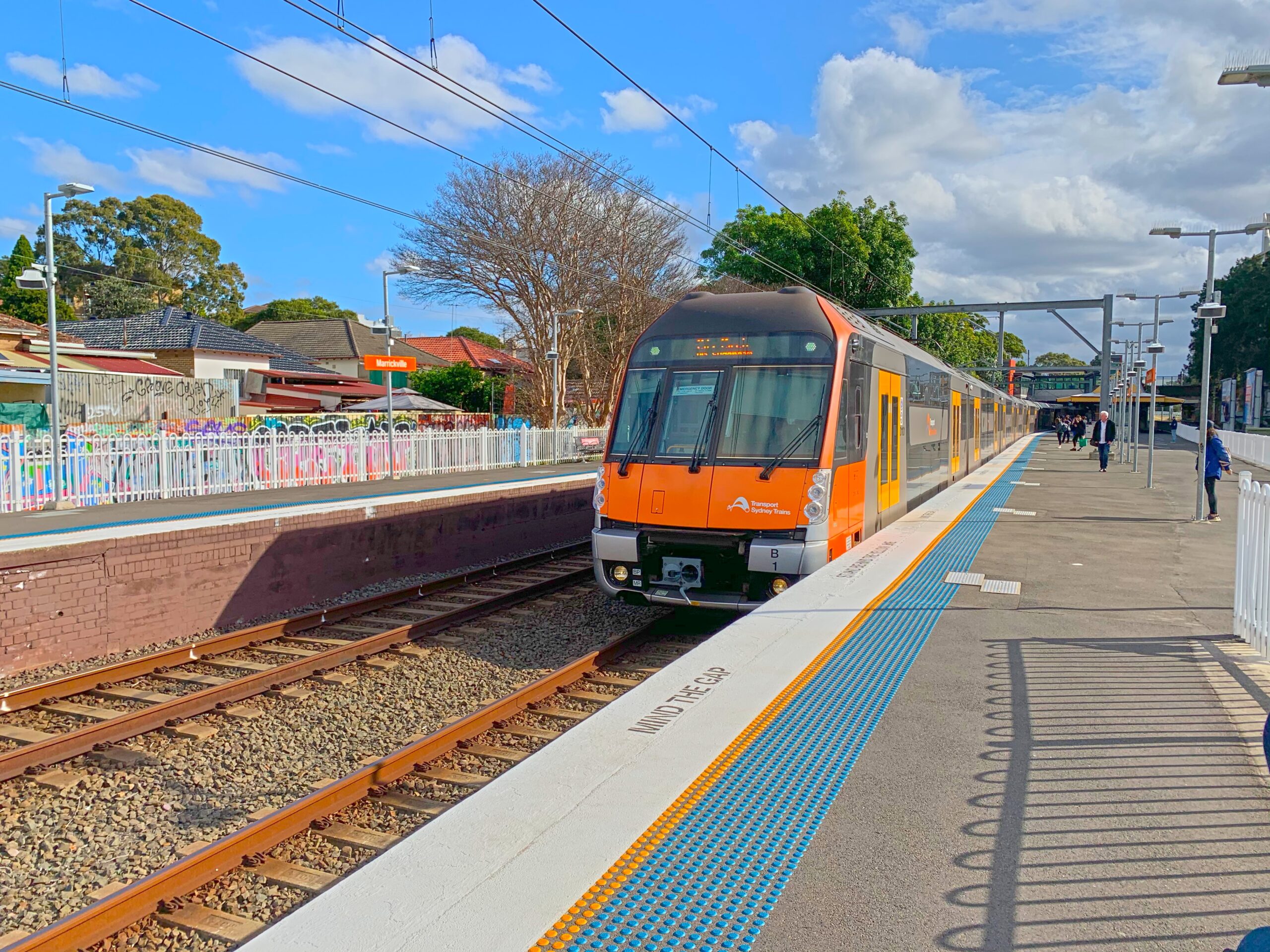 Labor makes promise for free phone charging at Sydney train stations