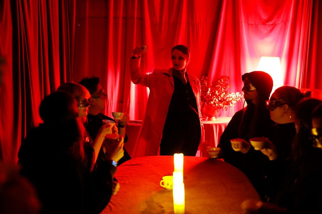 When Night Comes: Syd Fringe Immersive Theatre Experience Revels In The Darkness