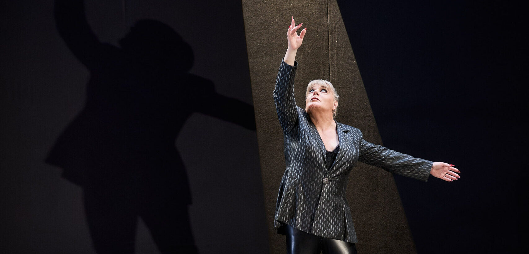 Eddie Izzard Excels In Solo Performance Of ‘The Tragedy Of Hamlet’
