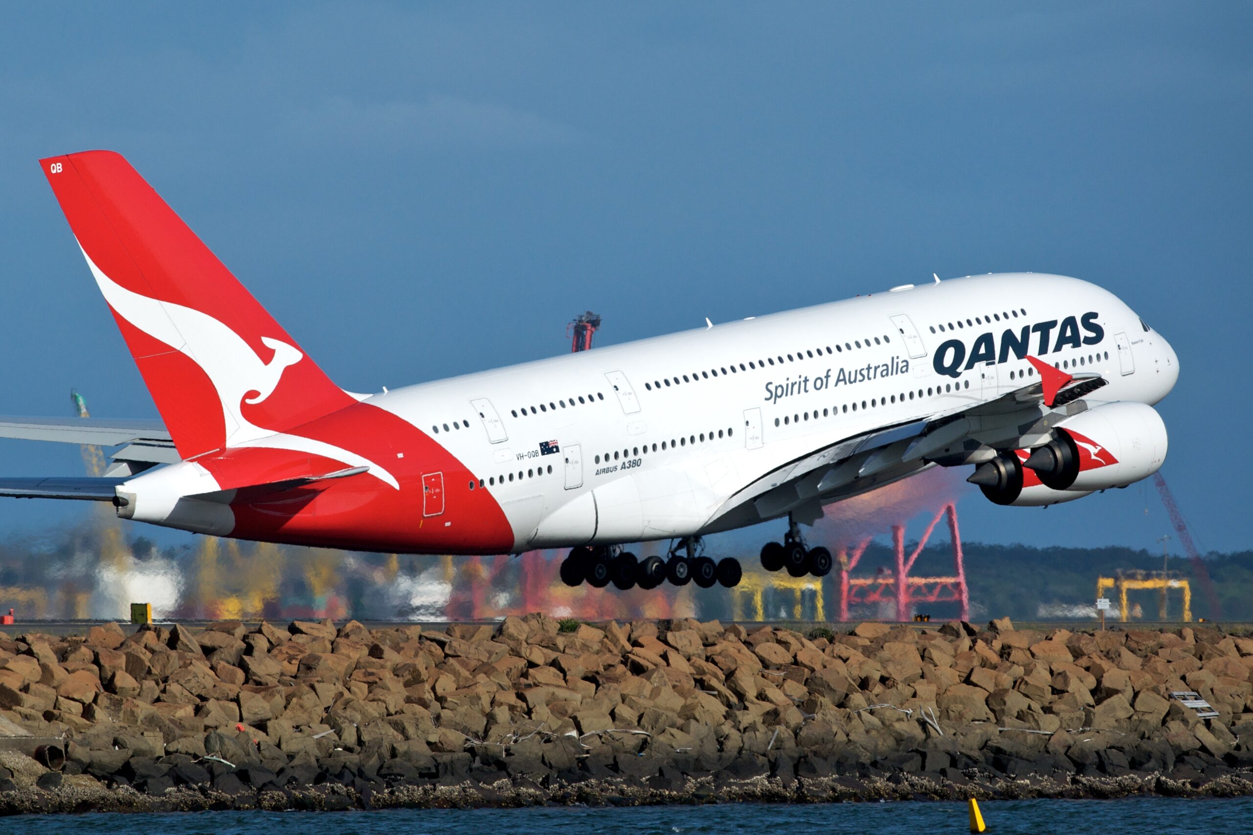 Qantas flight from Auckland to Sydney issues mayday due to engine troubles