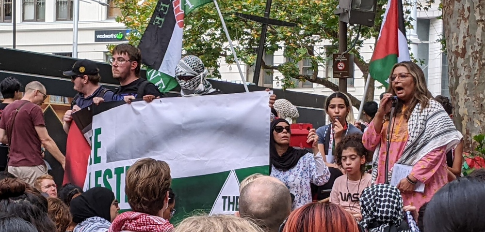Palestine supporters roar disapproval at PM outside Sydney Town Hall